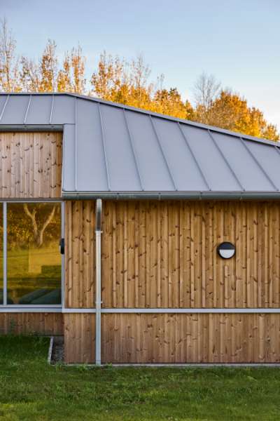 Moderne tagløsning fuldender efterskolebyggeri, Rågelund Efterskole, Rågelundvej 179, 5240 Odense NØ